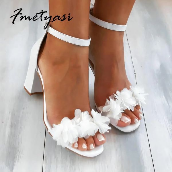 Chaussures habillées Femmes blanches Talons Sandales à fleurs Chaussures de mariage d'été Chaussures de mariée Noir Talons épais Chaussures de fête Mode Bout ouvert Femmes Pompes 231012