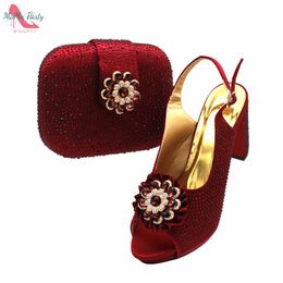 Scarpe eleganti Design color vino Donne nigeriane e set di borse Decorare con strass Décolleté di alta qualità per la festa di Natale