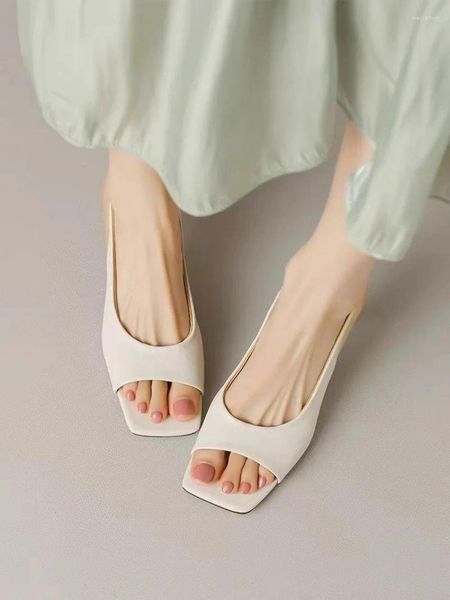 Zapatos de vestir con tacones medianos Plata Verano 2023 Damas blancas Sandalias de punta abierta al aire libre para mujer Calzado El F Casual Tamaño asiático