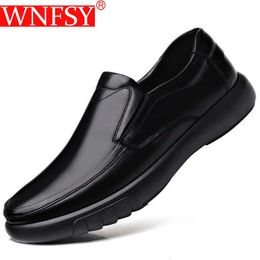 Zapatos de vestir Wnfsy hombres mocasines de cuero casuales mocasines suaves transpirables hombre de alta calidad PU pisos masculinos conducción 231031