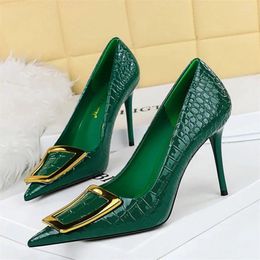 Jurk Schoenen Vrouwen 10 Cm Hoge Hakken Slim Fit Pumps Puntschoen Metalen Gesp Stiletto Lady Serpentine Metallic Groen Leer party