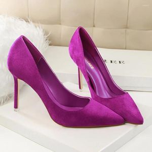 Zapatos de vestir para mujeres 9 cm de alto tacones de altura Pombas moradas amarillas Stripper Stripper Flock Escarpins Boda de novia Scarpins Evento rojo verde