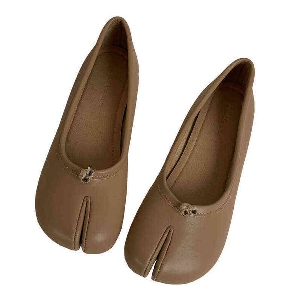 Chaussures habillées femmes coréennes chaussures à bout fendu décontracté couleur unie mocassins plats pieds de cochon sandales rétro petites chaussures en cuir 220324