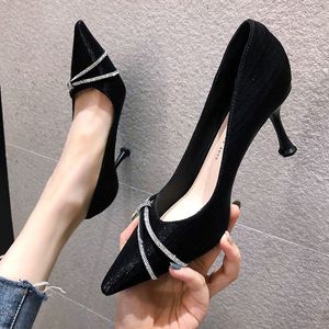 Zapatos de vestir Bombas de mujer Zapatos de tacones altos de moda Zapatos negros y beige Zapatos de boda de mujer Zapatos de tacón de aguja para mujer Sandalias de punta 230419
