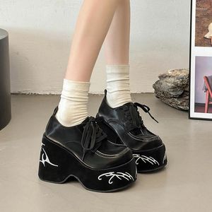 Chaussures habillées 35-40 Automne Fashion Poutissage peints Platforms Sneakers de la tendance coréenne Flats confortables Cuir tendance