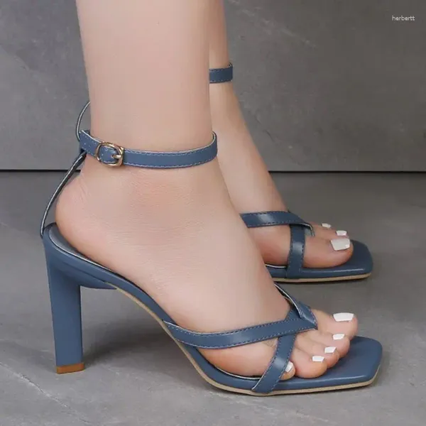 Robe chaussures femmes sandales à talons hauts 2024 été européen et américain tête carrée une ligne boucle maigre orteil