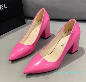 Chaussures habillées chaussures à talons hauts pour femmes printemps été couleurs de bonbons cuir Pu talon épais femmes pompes bout pointu robe de soirée talons hauts