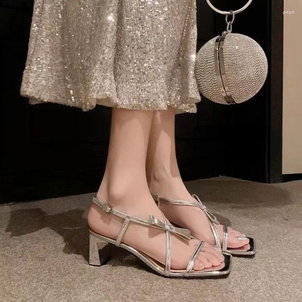Chaussures habillées Femmes en vente 2024 Sangle de cheville de mode Peep Toe High Heels Square Solid Ladies Pumps Zapatos Mujer