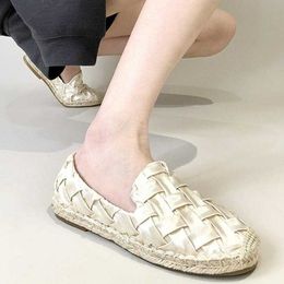 Dress Shoes Women's Shoes 2022 Nieuwe Spring Woman Weave Loafers Casual Flats Summer Ladies Ademen Satijnen schoenen voor vrouwen 35-43 Plus Size L230302