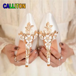 Chaussures habillées Chaussures pour femmes Designer Satin Fashion Sexy Stiletto High Heels Elegant Wedding Chaussures Bride Bridet Metal Flowers Pumps 231011
