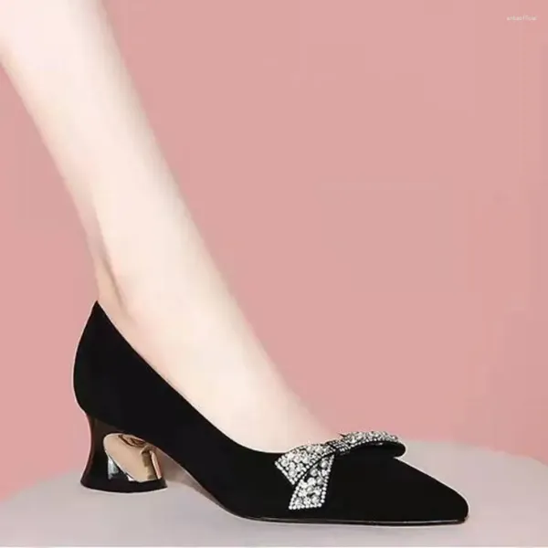 Zapatos de vestir Calzado de verano para mujer Diamante para mujer 2023 Tarde con arco Negro Punta puntiaguda Cristales de diamantes de imitación Tacones medianos Moda