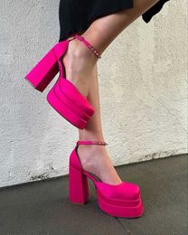 Chaussures habillées Plate-forme féminine pédale de pied avec des chaussures ultra-hautes sandales de printemps sexy et à la mode 2024 Bloc de luxe Design H240423