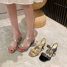 Geklede schoenen Damespantoffels 2024 zomermode Transparante riem metalen decoratie doosvormige vierkante Alien hak hoge hakken met sandalen H240325
