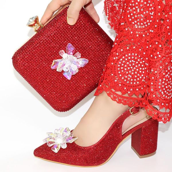 Chaussures habillées Merveilleuses Femmes Rouges Pompes Match Sac À Main Avec Grande Décoration En Cristal Africain Et Sac Ensemble V56882-1 Talon 9CM