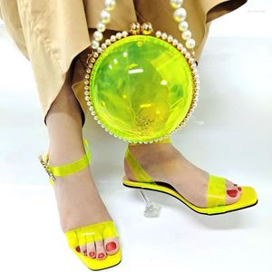 Kleedschoenen wonere gele vrouwen matchtas met kralendecoratie Afrikaanse pompen en handtas set mdj2101 hiel 9 cm