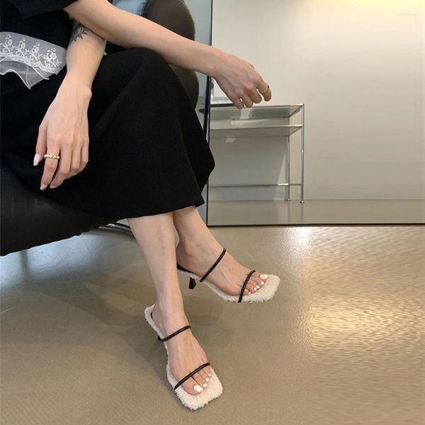 Chaussures de robe XHCH Plume Fuzzy Sandales Mode Coréenne À Talons Hauts Bout Carré Avec Stiletto Pantoufles Pour Femmes Romaines