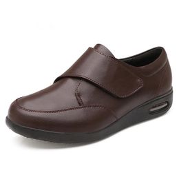 Robe chaussures XIHAHA homme cuir personnes âgées chaussure sénile pieds larges gonflés femmes éversion doux confortable diabétique 231026