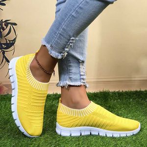 Chaussures habillées Chaussettes tricotées à rayures jaunes Baskets Femmes 2022 Printemps Eté Slip sur Appartements Femme Plus Taille Respirant Mesh Running Y23