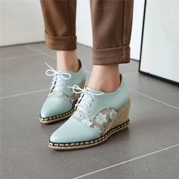 Chaussures de robe YMECHIC Mode Printemps 2023 Casual Wedge Pompes à talons hauts Femmes Lace Up Mesh Fleur Bleu Rose Blanc Coins Dames Talons