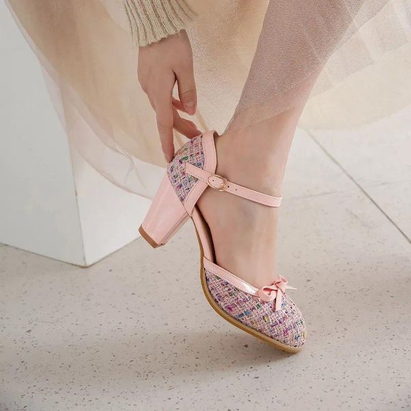 Zapatos de vestir YQBTDL 2023 Moda de verano Lindas Damas Princesa Sandalias Bombas Mujeres Plaid Pink White Two Piece Block Heel Party Lolita