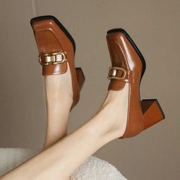 Chaussures habillées petites chaussures en cuir printemps nouveaux talons hauts femmes épais bout carré style français unique déplacement professionnel ne vous frottez pas les pieds