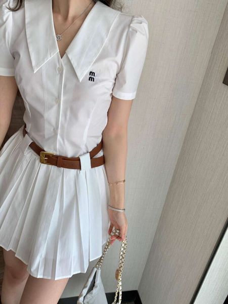 Robe shirts de créateurs de femmes luxe whitedress de mode classique classique brodé en V avec des robes plissées à ceinture22