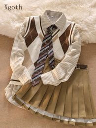 Abito Xgoth Set stile college vintage Gilet lavorato a maglia a strati + Camicia a maniche lunghe a righe color albicocca + Gonna a pieghe Kahki da donna Completo da 3 pezzi