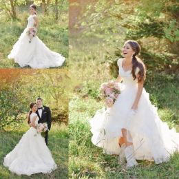 Vestidos 2018 Country Western A Línea Vestidos de novia V Cuello Cuello corto Organza Apliques de encaje escalonado Vestidos de boda Train Custom BR