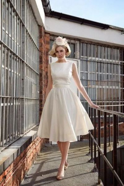 Vestidos 2019 Nuevos vestidos de boda cortos de rodilla vintage Satin Aline Sleeveless Simple 50's Bridal Vestidos Barco Customado