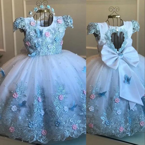 Vestidos 2023 Preciosos vestidos de niña de flores azul claro Cuello redondo Mangas casquillo Apliques de encaje Flores hechas a mano Arco Hueco Espalda Lilttle Kids Bi