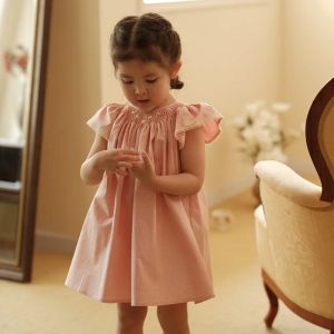 Robes 2024 Costumes d'été pour les enfants Girl Bodage Rose Rose Robe lâche décontractée à la main