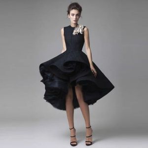 Jurken Arabisch High Low Black Evening Jurken Juwelen Handgemaakte bloemen Ruches Lace en TuLle Prom Dress Kerstmis Formele cocktailparty Gow