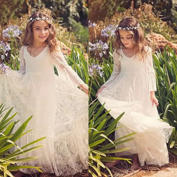 Vestidos Country Boho Flower Girls Vestidos V Cuello Una línea Mangas de campana de longitud Vintage Vestidos para niños de encaje para boda