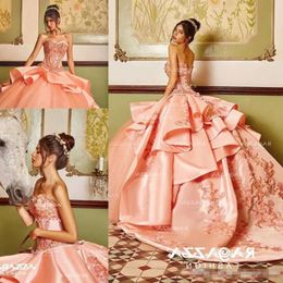 Robes Crystals 2021 Coral Light Quinceanera Per perlé Encolis en cœur Ruffles Broderie Satille Prom Ball Robe Vestide