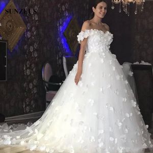 Robes personnalisées robes de mariée sur les épaules personnalisées 2021 avec des fleurs de fleurs à la main