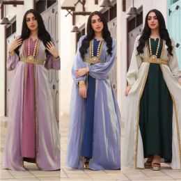 Robes élégantes robes de soirée satin Dubaï avec manches longues en V couche en dentelle en dentelle appliquée