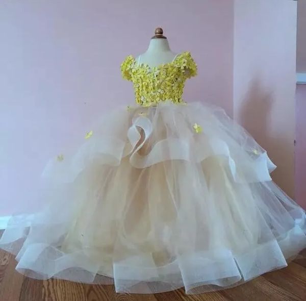 Robes magnifiques robes de filles de fleur pour mariages avec manches de capuchon fleurs faites à la main petite fille robe de concours