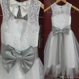 Jurken Hot Sale Mooie Vintage Lace Flower Girls Dresses A Line Jewel Neck Tule Little Kids Formele bruiloftsfeestjurken Silver Gray Sash