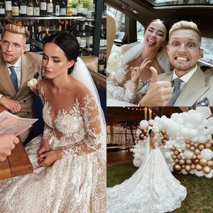 Vestidos de encaje con mangas largas, cuello redondo con cuentas, ilusión sexy, botones cubiertos en la espalda, vestidos de boda de campo personalizados con tren de capilla