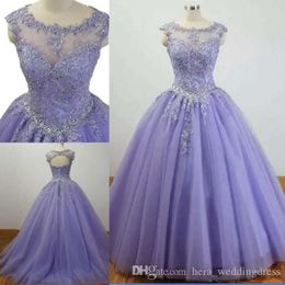 Robes Lilac Scoop Quinceanera Lace Neck Applique Sans manches Crystals Made Crystals Perge Sweet 15 16 Princesse Pageant Ball Verstidos