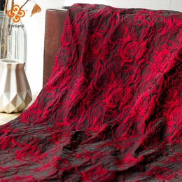 Robes Luxueux en relief rouge foncé 3D Rose Jacquard tissu noir filé Jacquard tissu femmes robe costume sac tissu 1 Yard TJ7517