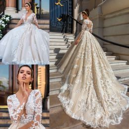 Jurken Luxe Luxe Sleeve trouwjurken Plungende halslijn Lant Applique Crystal Design 2019 Bridal Ghows Court Train Modest Wedding Dre