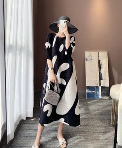 Jurken miyake geplooide jurk vrouwen horizontaal geplooide stretch printen modieuze losse grote maat bedekkende buik allmatch jurk 2022
