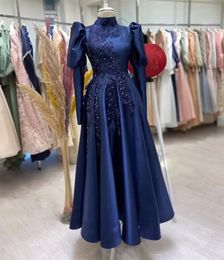Jurken moslimvrouwen voor avondblauwe marine toegepaste hoge nek lange mouwen prom -jurk een lijn plooi satijn Arabisch Dubai formele jurk rabic mal