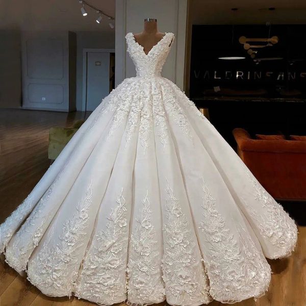 Vestidos de talla grande 2019 Nuevo diseñador Luxury Arabic Dubai Deep V Cuel Lace Vestidos de boda Apliques Vestidos de boda en tren Vestidos de no