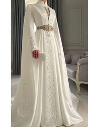 Robes de mariage traditionnel musulman long satin A-line manches à broderie à cou high arabe Dubai Bridal Bridal Train White Middle East Bride Vestido