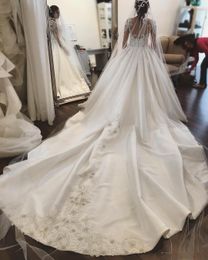 Robes avec dentelle Chapel Train Sheer Cou Long Illusion Garnières Applique Boute arrière Bordeaux de mariée Robes Bridal Dress