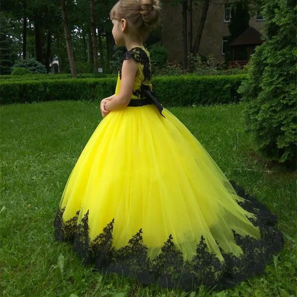 Vestidos Vestido de niña de flores amarillo con encaje negro Vestidos de dama de honor largos hasta el suelo para niña con tren largo 289w