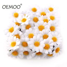 Fleurs séchées 100PClot 25cm Mini marguerite fleur décorative fête de soie artificielle décoration de mariage décoration de la maison sans tige er 230711