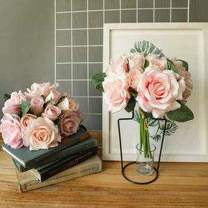 Fleurs séchées bouquet de roses de luxe fleurs artificielles blanches avec de fausses feuilles vertes pour la décoration de fête de mariage vent main de mariée